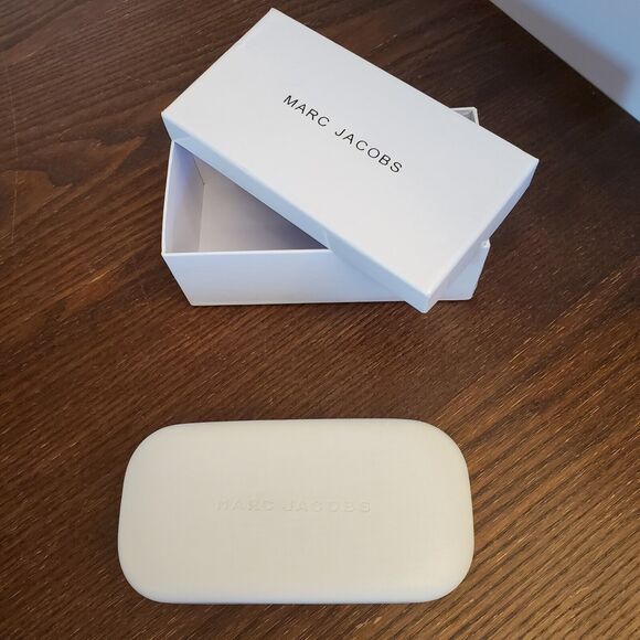 Marc By Marc Jacobs Sunglasses White Case Velvet‎ feel Inside & Box - Picture 2 of 11